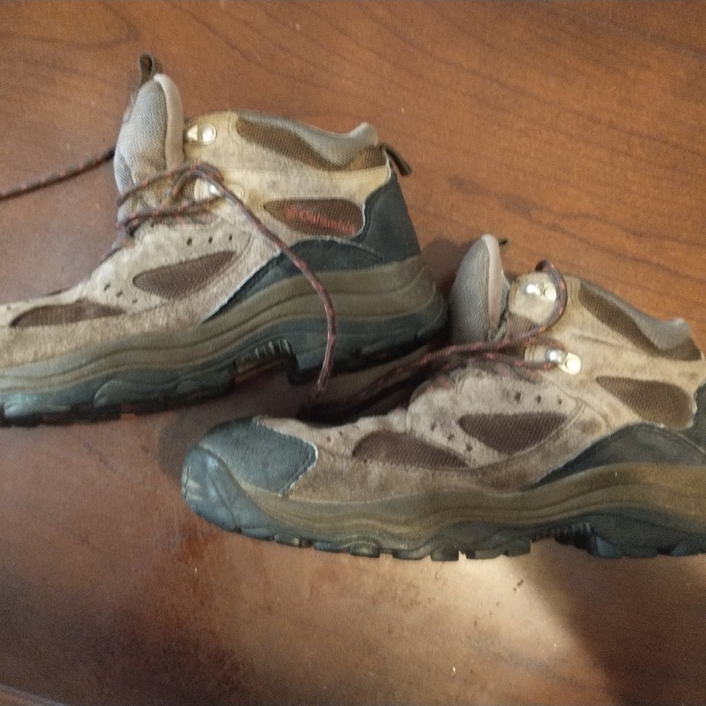 COLUMBIA HIKING BOOTS...EUC